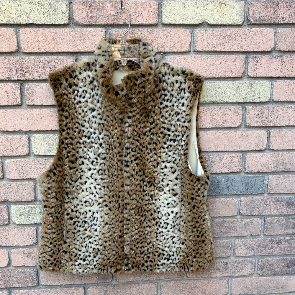 Faux Fur Leopard Print Reversible Vest.
No tags but vest has never been worn.